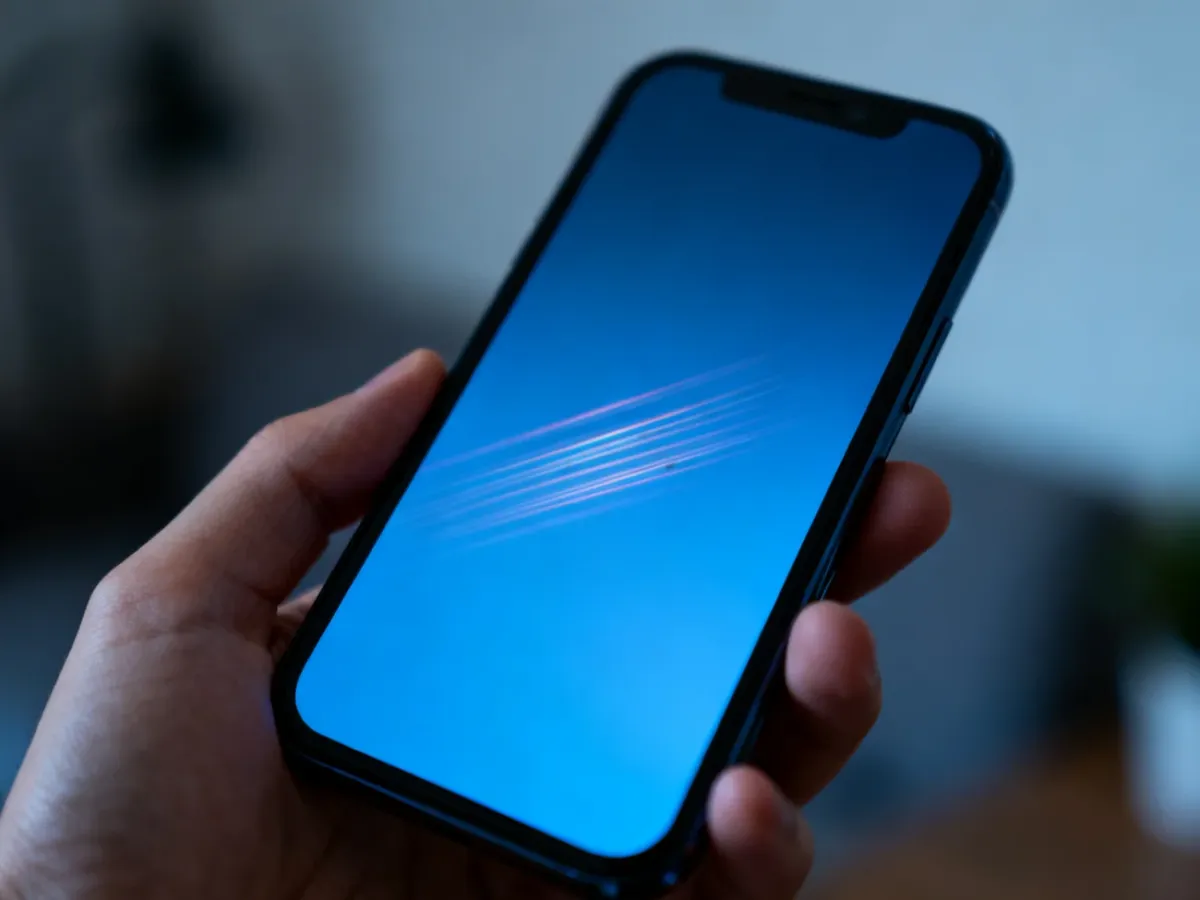 Telefon z migoczącym ekranem podczas zmiany ustawień