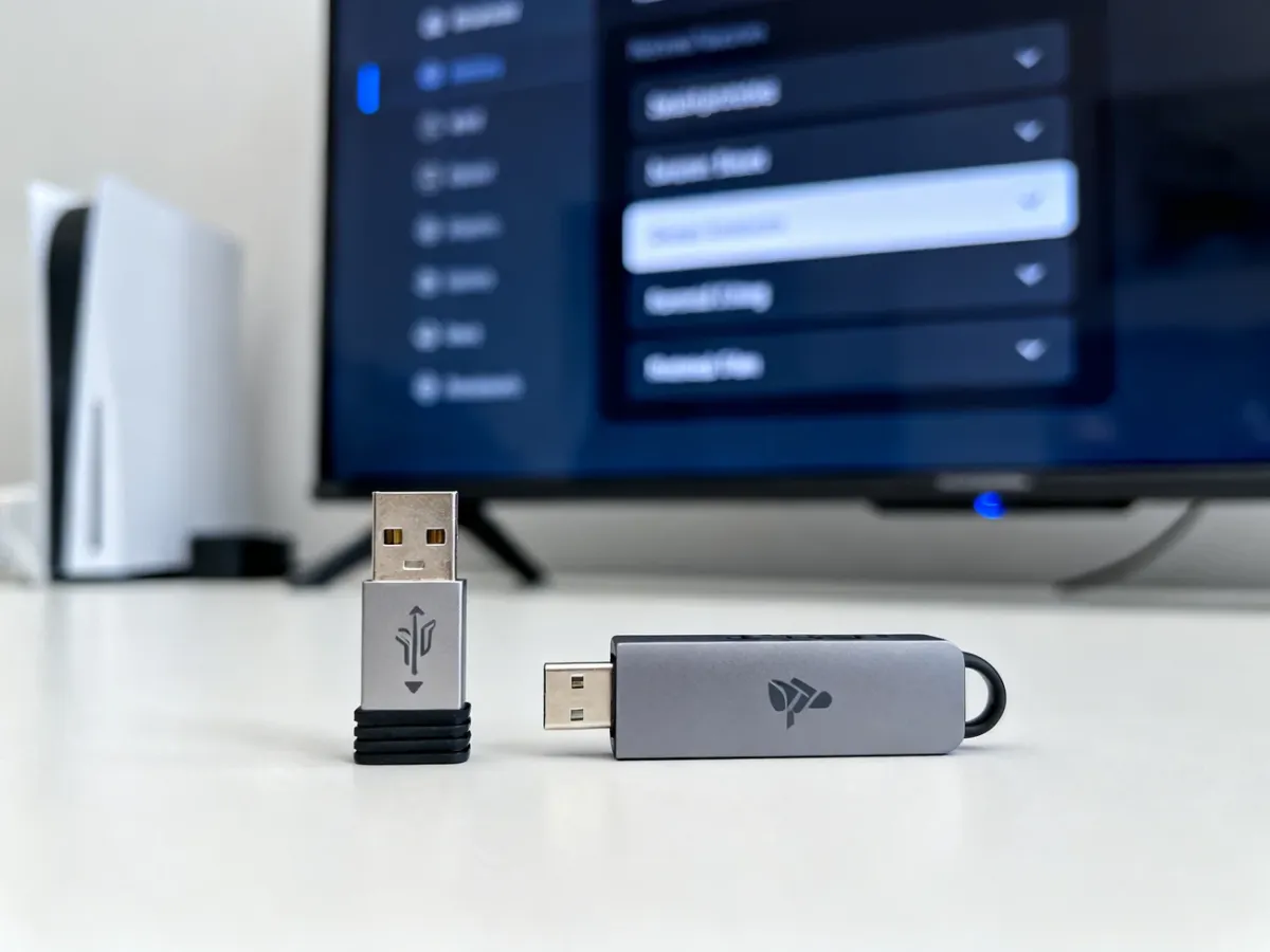 Adapter Wi-Fi USB i przystawka HDMI obok telewizora