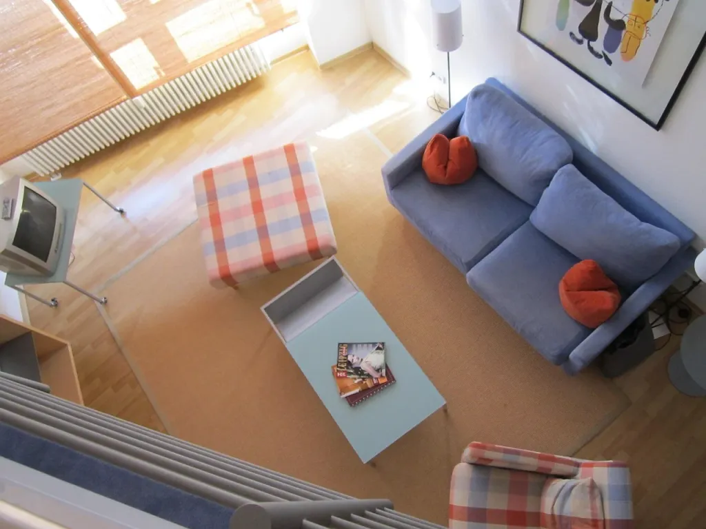 Nowoczesny salon w apartamencie z telewizorem, prezentujący przytulną i elegancką aranżację wnętrza.