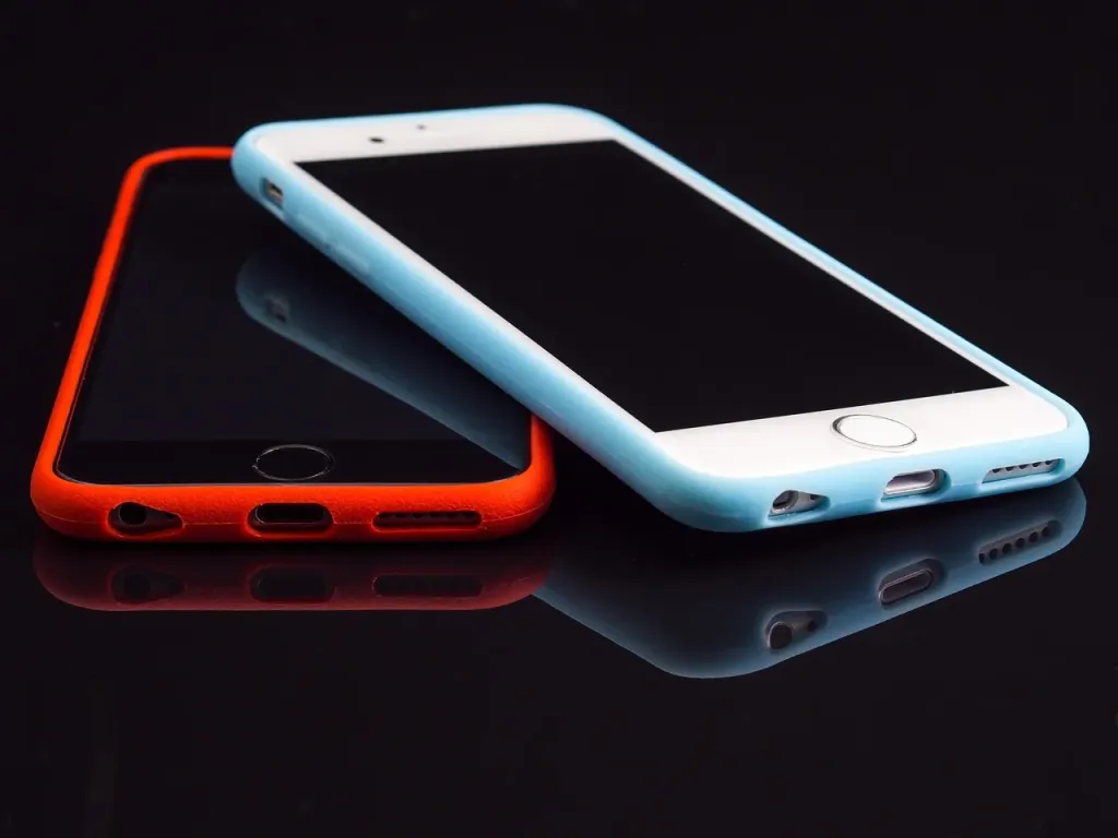 Nowy smartfon z systemem iOS w ochronnym etui, gotowy do codziennego użytkowania.